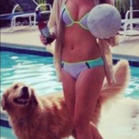 Victoria’s Secret Tri Color Block Bikini Set - Picture 6 of 6